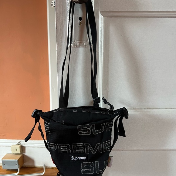 NWOT - ‘21 Supreme Black Neck Pouch - Picture 1 of 4